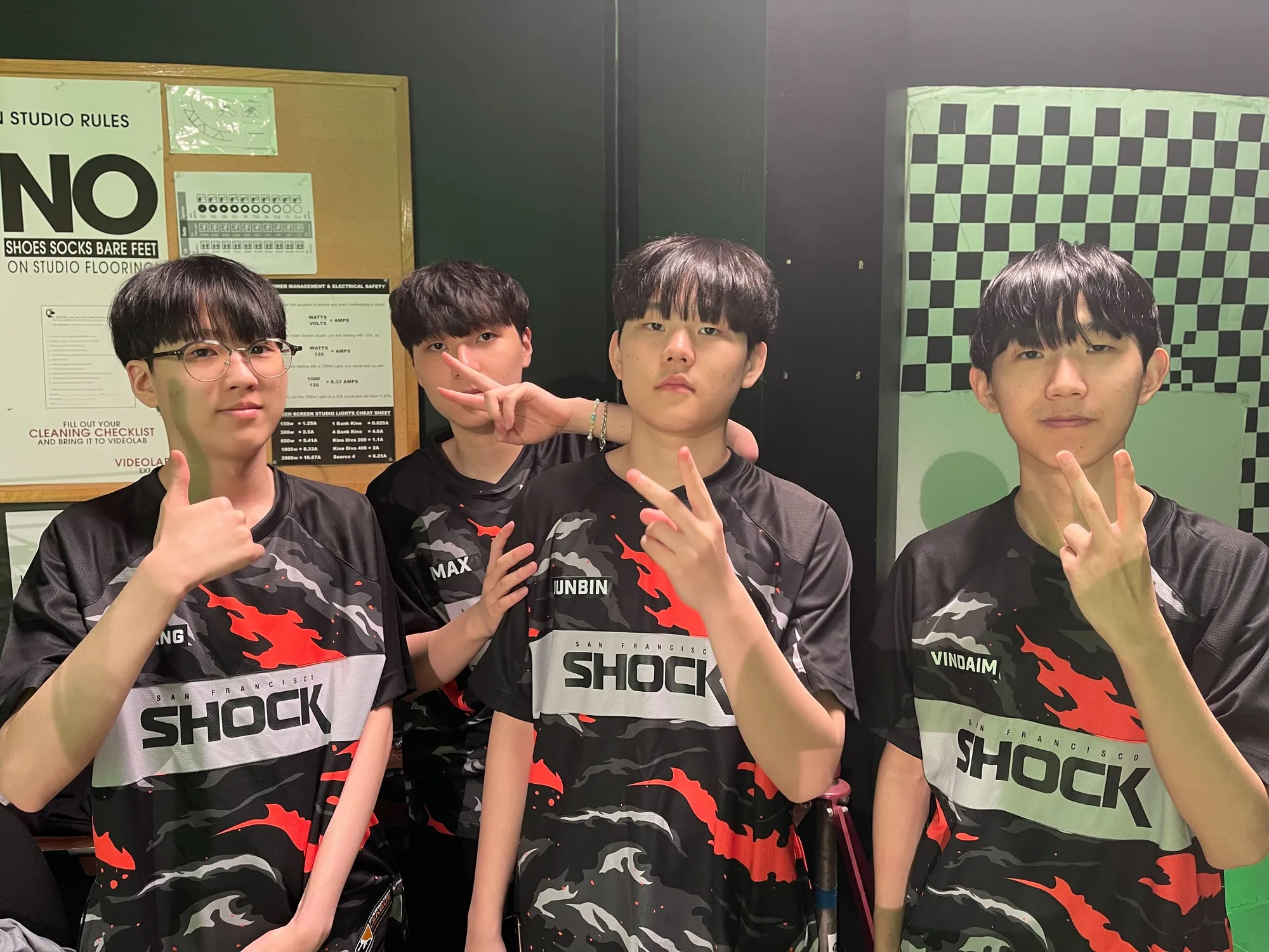 Jerseys & chairs: FulkNvcakAA2dk7